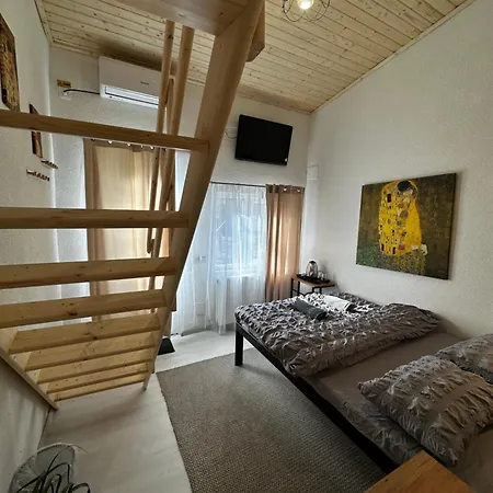 Ana 2 Untold Πανσιόν